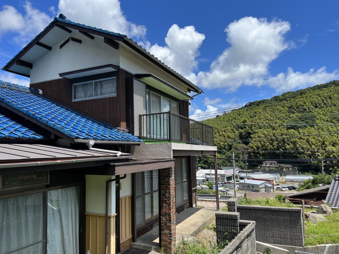 海の見える青屋根の家🚢