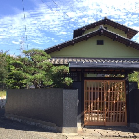 数寄屋門の家。